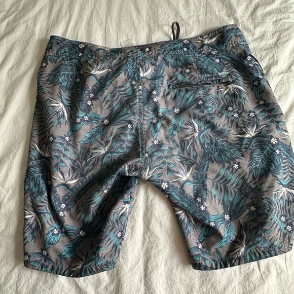 Travis Mathew Men's Swim Trunks - Black and Green EUC - Picture 2 of 9